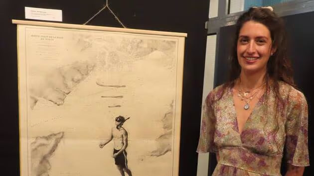 Cette artiste du Finistère dessine au fusain sur des cartes marines
